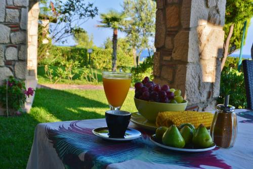 弗尔卡Villa Fourka on the beach的一张桌子,上面放着一碗水果和一杯果汁