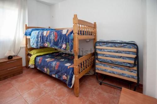 莫哈卡尔Atico Amplio En Mojacar的一间卧室配有双层床和沙发