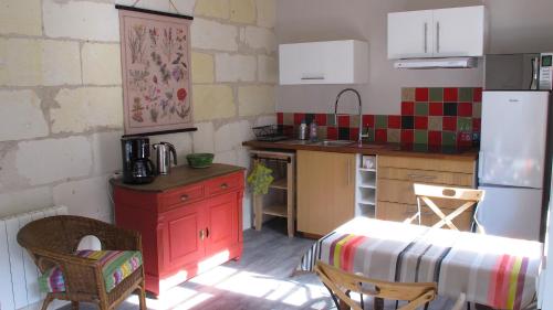 洛什La cordonnerie的厨房配有红色橱柜和红色炉灶