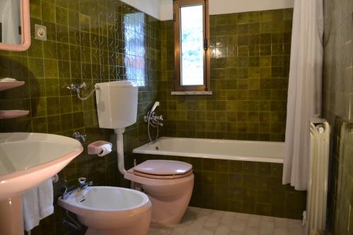 Alvoco da Serra蓬特旅馆的浴室配有卫生间、浴缸和水槽。