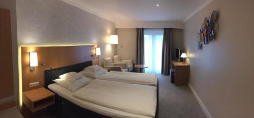 黑耶拉特阿尔贝茨兰德酒店的一间位于酒店客房内的带一张白色大床的卧室