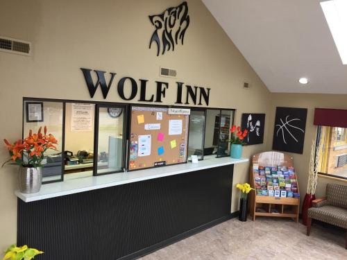 桑达斯基Wolf Inn Hotel的墙上有标牌的狼旅馆