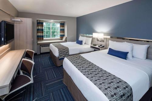 格林维尔格林维尔微酒店的酒店客房设有两张床和一台平面电视。