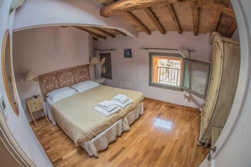 卡斯泰尔韦特罗迪莫德纳波德勒迪亚曼特乡村民宿的一间卧室设有一张床和一个窗口