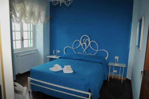 蒂沃利Antica Villa di Bruto的蓝色卧室,配有蓝色墙壁的床