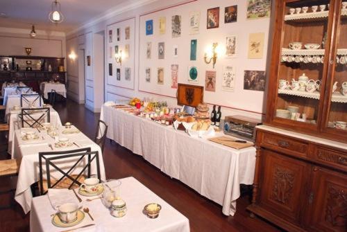 阿斯托加帕萨达日尔卡萨德特帕酒店的一间设有两张桌子和白色桌布的房间