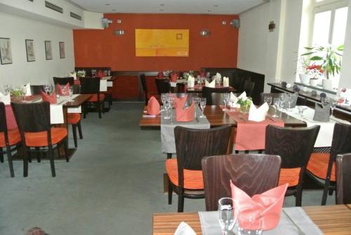 NeuenradeGasthof Im Kohl的用餐室配有桌椅和粉红色餐巾