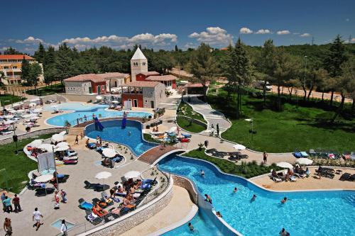 乌马格Hotel Garden Istra Plava Laguna的水上公园的空中景致