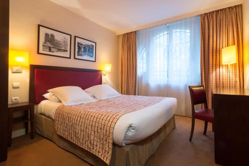 万塞讷乐居酒店的酒店客房设有床和窗户。