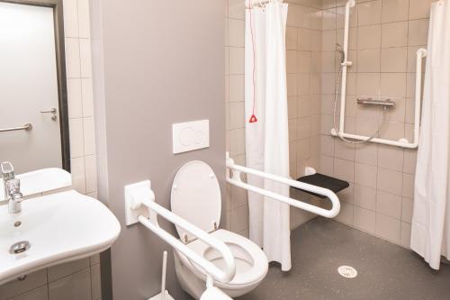 布鲁塞尔布鲁格尔旅舍的浴室配有卫生间、盥洗盆和淋浴。