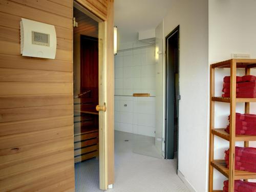 梅明根梅明根北奥伽酒店的带淋浴和卫生间的浴室。