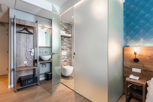 阿姆斯特丹Melrose Hotel的一间带卫生间和水槽的浴室