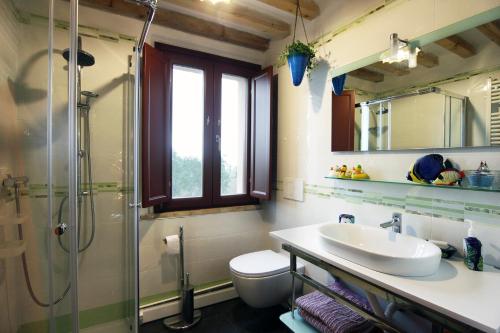Serra deʼ Contiquindici alberi的一间带水槽、淋浴和卫生间的浴室