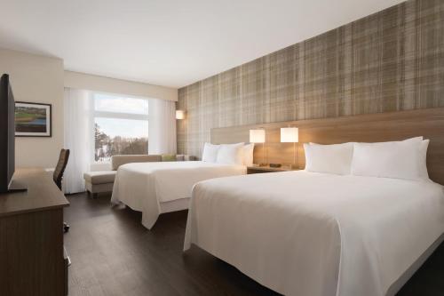 Radisson Kingswood Hotel & Suites, Fredericton客房内的一张或多张床位
