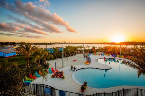 温特黑文佛罗里达州乐高乐园®度假酒店的日落时分在水上公园的一个空水池