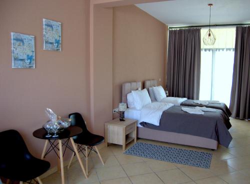 萨索斯Villa Gallen的卧室配有一张床和一张桌子及椅子