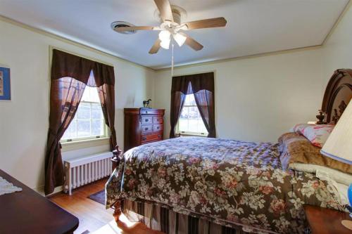 林奇堡Home Sweet Home, Suite #2, near Liberty University, and Lynchburg Hospital, Deluxe Queen Size Bedroom的相册照片