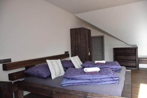 BlatničkaPenzion Víno Hruška Blatnička的一间卧室配有两张紫色床单