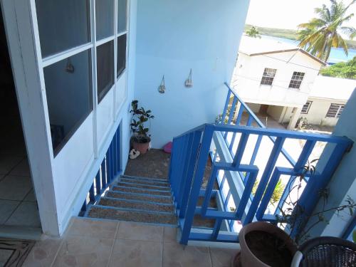 Saint Philips爱伦湾别墅酒店的蓝色的楼梯,有蓝色的墙壁和蓝色的门