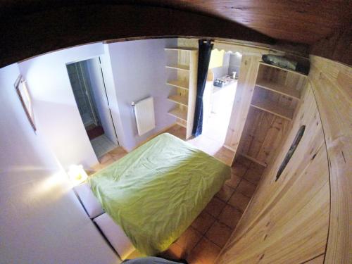 绍尔日La Valière的卧室享有上方的景致,配有绿色的床