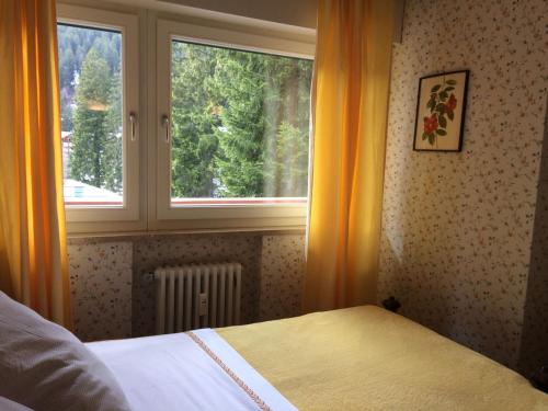 摩德纳迪-坎皮格里奥Casa Margherita的一间卧室设有一张床和一个窗口