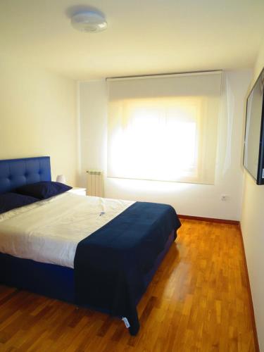 波尔图PortoHouse的一间卧室设有一张大床和一个窗户。