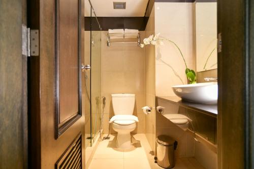 雅加达雅加达金卡莲萨马拉酒店的一间带卫生间和水槽的浴室