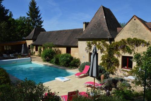 希奥拉肯·佩里戈尔Les Deux Tours的房屋前有游泳池的房子