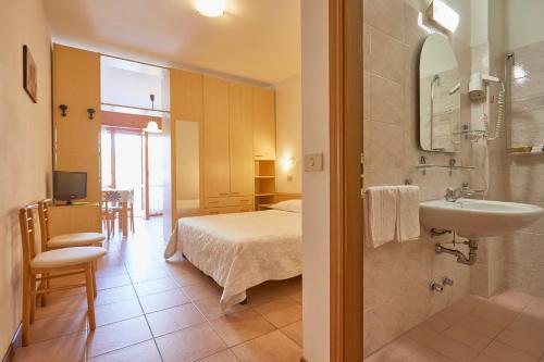 米兰马瑞提那Residence Piccolo的客房内的浴室设有床和水槽