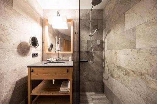 特伦托都鲁梅藤布里克酒店的一间带水槽和淋浴的浴室