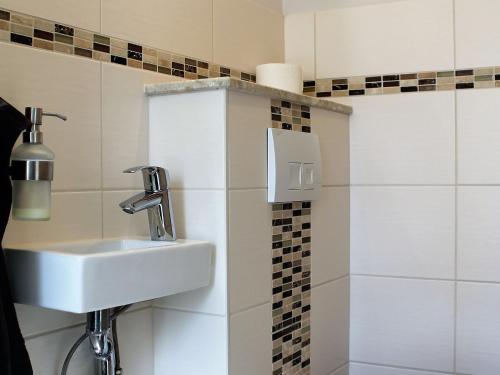 克吕茨Peaceful Apartment in Klutz Germany near Boltenhagener Beach的白色的浴室设有水槽和淋浴。