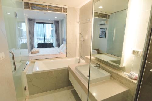 清迈阿斯特拉A719公寓的带浴缸、水槽和镜子的浴室
