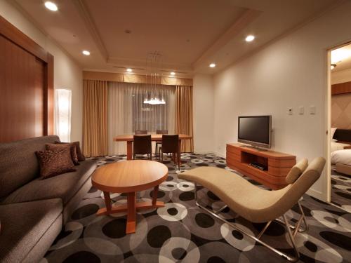 山形市山形大都会酒店的带沙发和电视的客厅