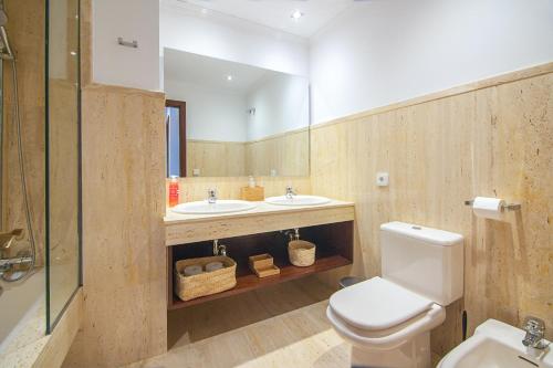 阿雷西费Rooms & Suites Terrace 4D的浴室设有2个水槽、卫生间和镜子。