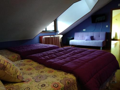 CeaCasa Mañoso的一间卧室配有两张紫色毯子的床
