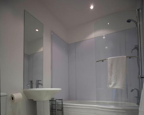 阿伯丁阿伯丁服务式公寓 - 洛奇的白色的浴室设有水槽和淋浴。