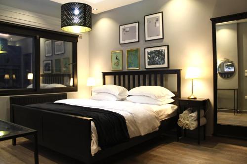 安曼Elite Residency的卧室配有带白色枕头的大床