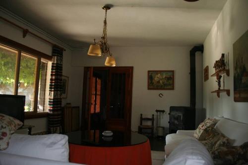 哈赖斯德拉韦拉Casa Rural El Rivero的客厅配有沙发和桌子