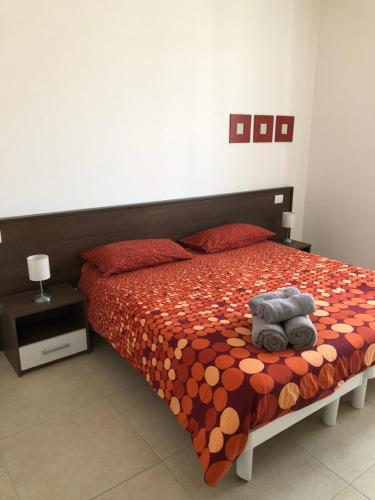 巴多利诺appartamenti vespucci 16的卧室里设有一张床,上面有一只动物