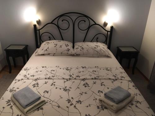 特斯特诺Apartment Barica的一张带黑白床单和枕头的床