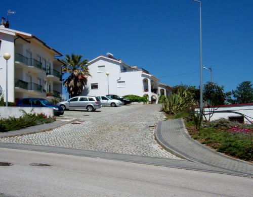 菲盖罗杜什维纽什Quinta do Cabeço的停车场内有车辆的街道