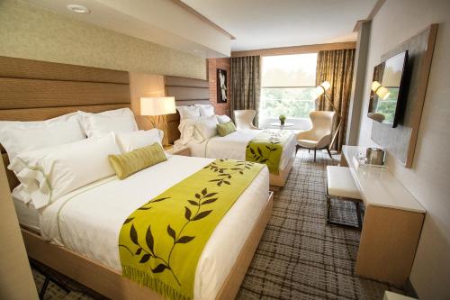 纳科多奇斯The Fredonia Hotel的酒店客房配有两张床和一张书桌