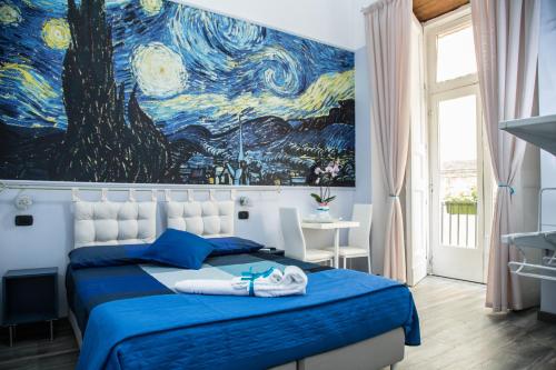 萨莱诺Art in B&B的卧室配有一张蓝色的床,墙上挂着一幅画