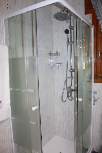 AlcoletgeCA L'AMPURDANES的浴室里设有玻璃门淋浴