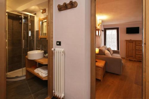 萨奥兹-杜尔克斯Appartamenti Genevris的带淋浴和盥洗盆的浴室