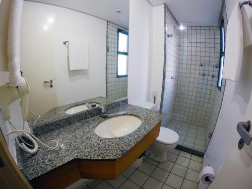 歌诗达维多利亚酒店的一间浴室