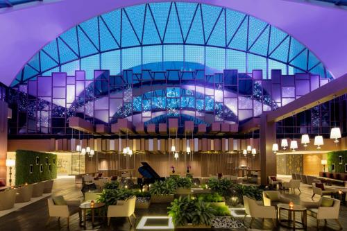 迪拜凯悦迪拜河高地酒店的享有酒店大堂的景致,设有大型玻璃天花板