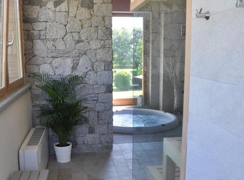 赫拉弗多纳图利奥酒店的一间带浴缸的浴室,里面装有植物