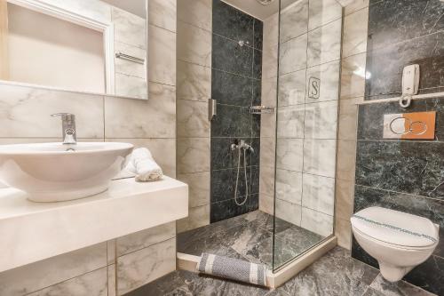 海若克利欧索菲亚酒店的带淋浴、盥洗盆和卫生间的浴室