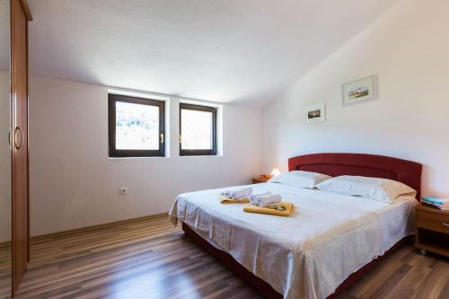 维利伊兹Slanac 2的一间卧室配有一张床,上面有两条毛巾